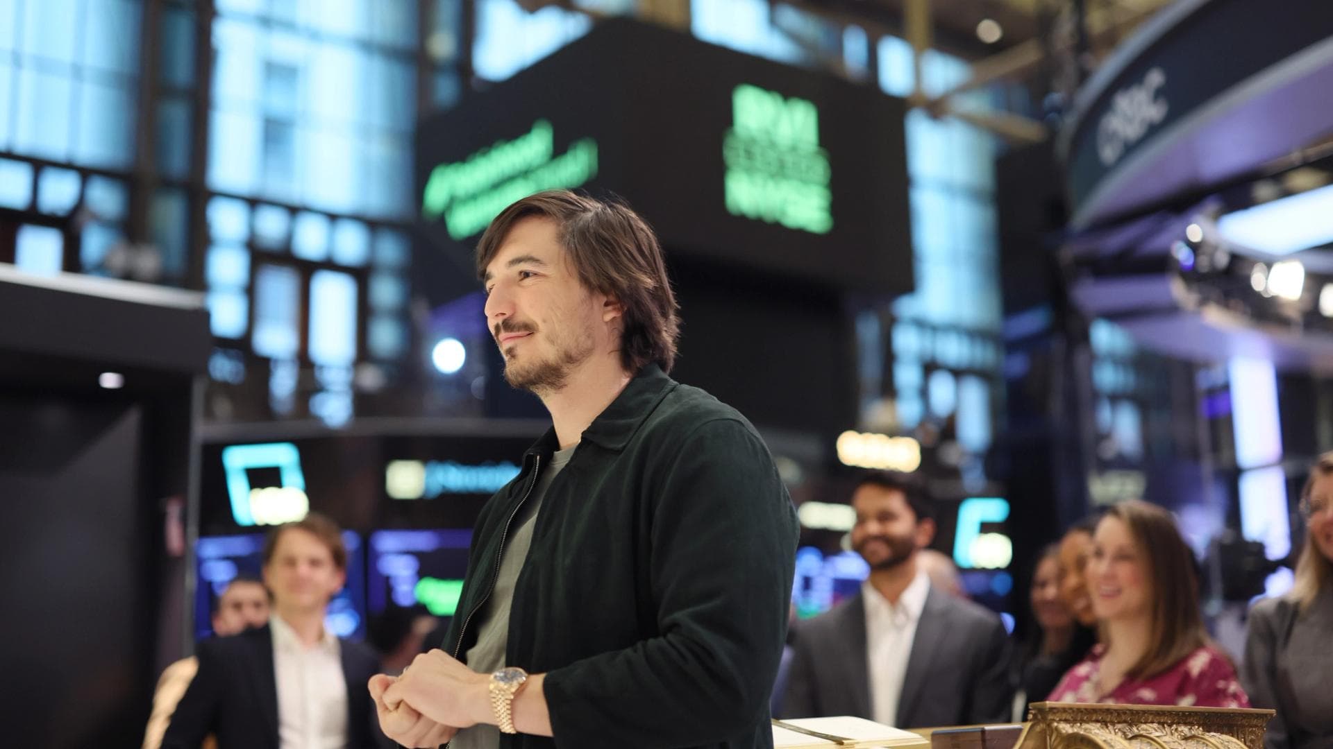 Robinhood's tokenized stocks fuel 5x asset surge.